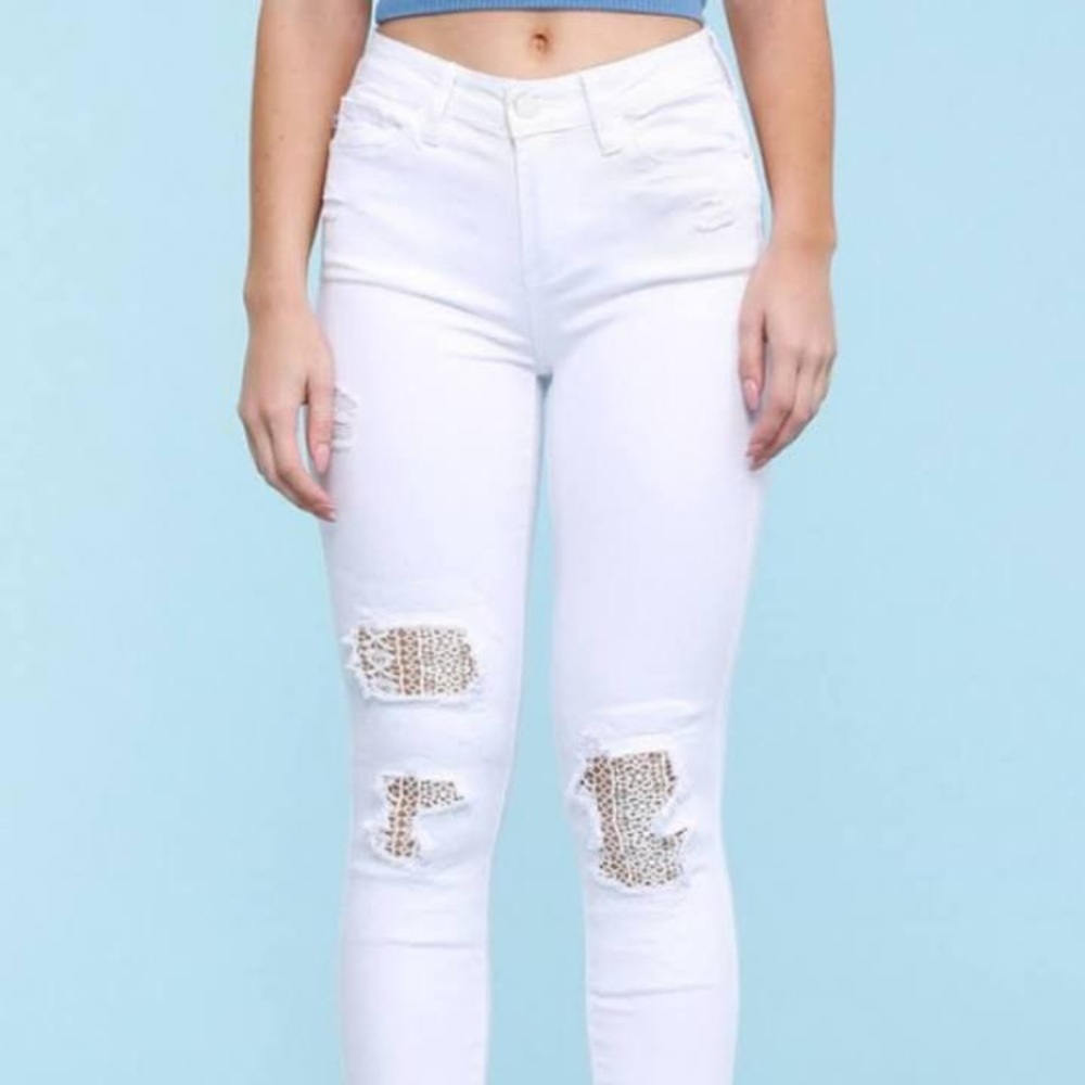 Brand new with tags Judy Blue White Lace Patch 16W